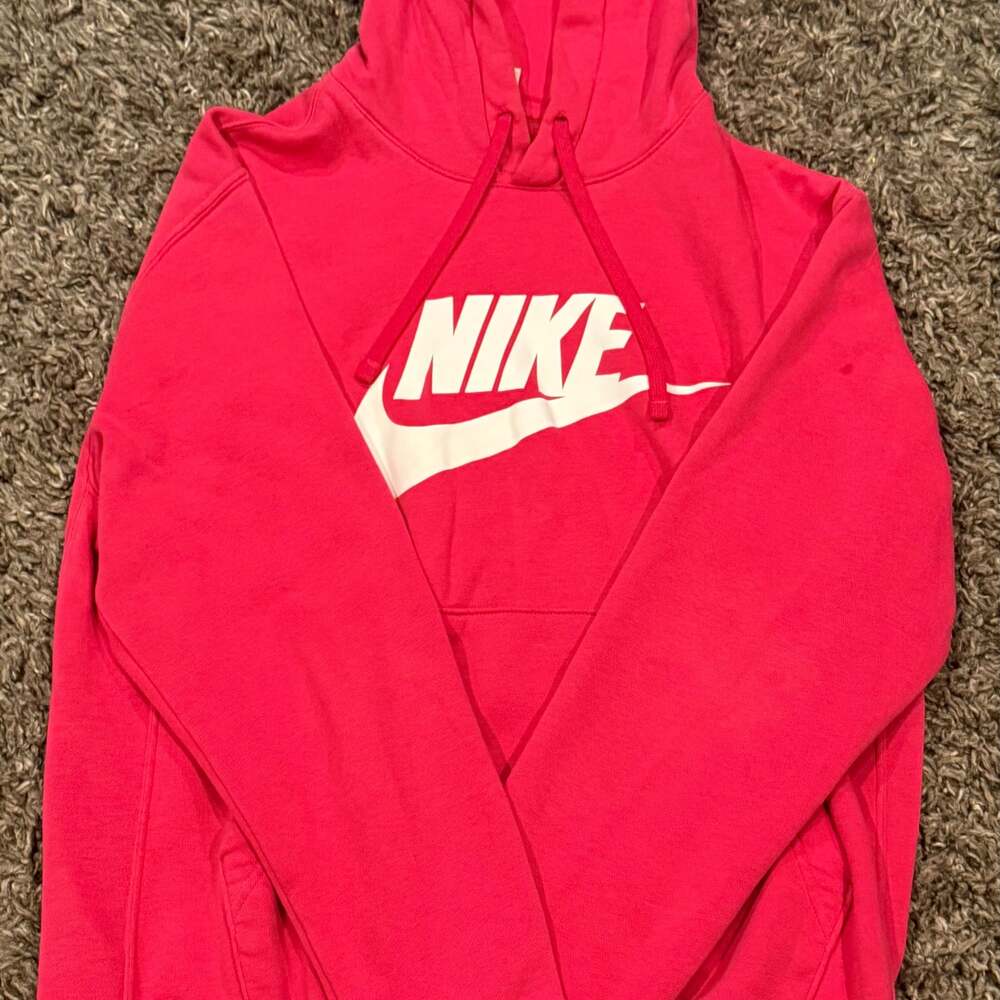 Nike Women's Sportswear Club Fleece Logo Pullover Hoodie University Hot Pink